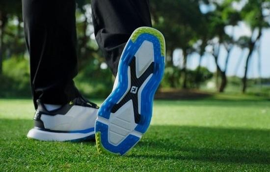 Ansicht der Sohle eines Golfschuhs