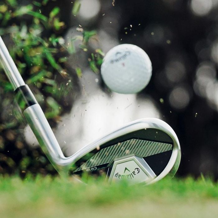 Golfwedge nach dem Aufprall auf den Ball