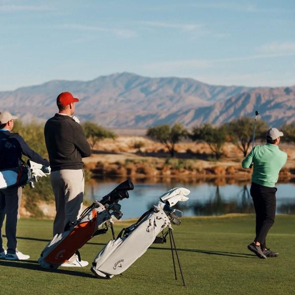 Golfer mit ihren Taschen auf einem Golfplatz