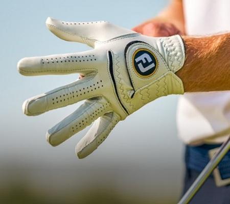 Golfer zieht seinen Handschuh an Golfer zieht seinen Handschuh an