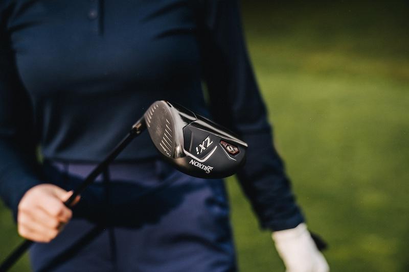 Driver in der Hand eines Golfers