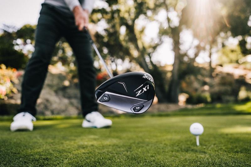 Driver hinter einem Ball auf dem Tee